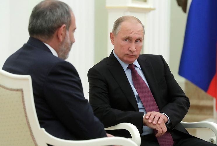 Putin and Pashinyan hold phone conversation