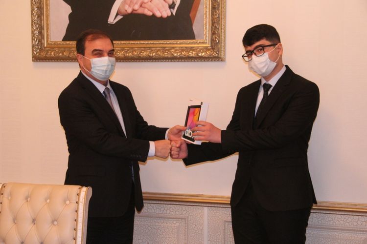 Niyazi Bayramov bilik və bacarığı ilə fərqlənən şagirdləri mükafatlandırıb