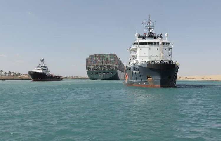 First vessels start navigating through Suez Canal