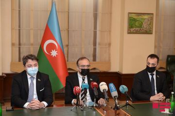 “Müharibə və soyqırım cinayətləri beynəlxalq hüquq kontekstində” adlı dəyirmi masa keçirilib