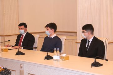 Niyazi Bayramov bilik və bacarığı ilə fərqlənən şagirdləri mükafatlandırıb