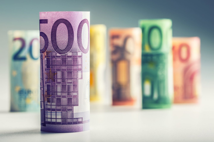 В этом году курс евро впервые опустился ниже 2 манатов