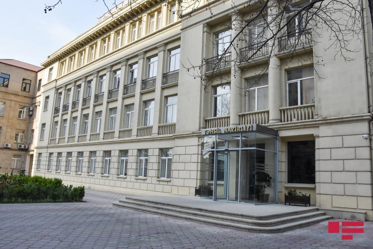 Министерство образования Азербайджана проводит опрос населения о форме обучения в школах
