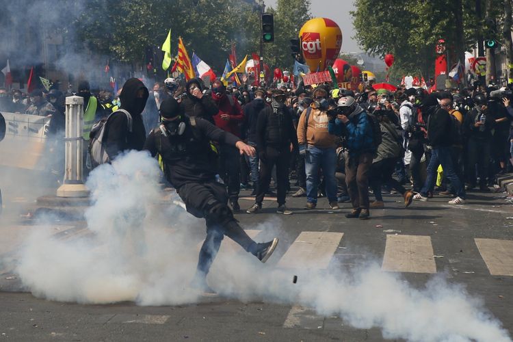 В Париже задержали более 30 человек в ходе первомайской демонстрации