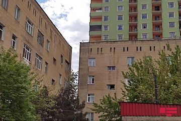 Bakıda 14 yaşlı yeniyetmənin başına daş piltəsinin düşdüyü anı müşahidə kameraları çəkib - VİDEO - YENİLƏNİB