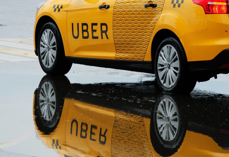 "Uber"in taksi xidmətlərindən gəlirləri üç dəfə azalıb