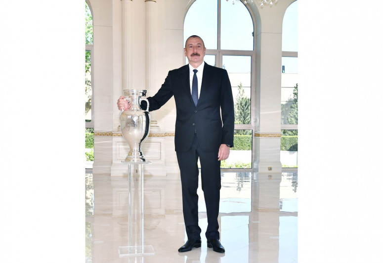 Кубок Евро-2020 передан президенту Ильхаму Алиеву
