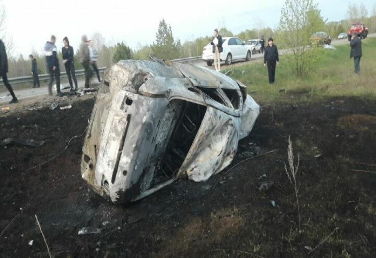 Tatarıstanın Aqrız-Krasnı Bor magistral yolunda qəza zamanı yanan "Nissan" markalı avtomobil