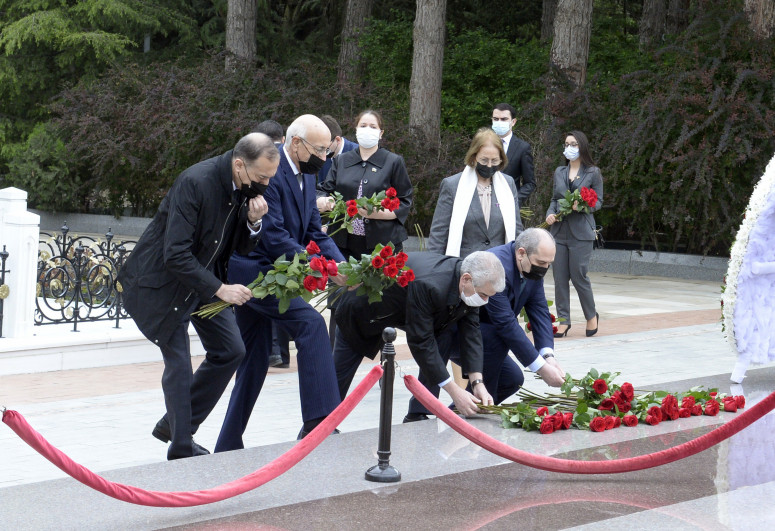 Представители ПЕА посетили могилу Гейдара Алиева