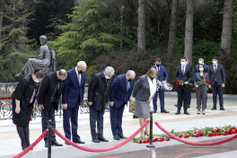 YAP nümayəndələri Heydər Əliyevin məzarını ziyarət ediblər