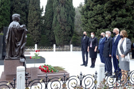 YAP nümayəndələri Heydər Əliyevin məzarını ziyarət ediblər