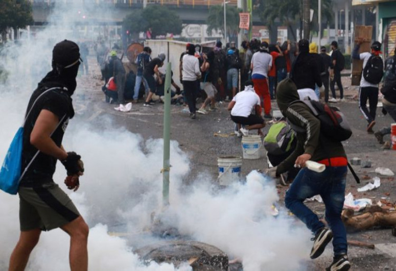 Почти 550 человек пропали без вести во время протестов в Колумбии