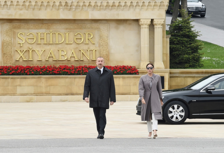 Президент Ильхам Алиев и первая леди Мехрибан Алиева посетили памятник Ази Асланову-ВИДЕО 