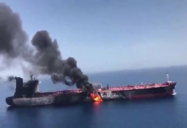 На нефтяном танкере в бухте сирийского порта Банияс произошел пожар