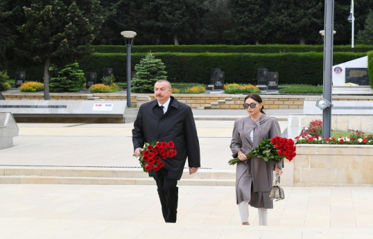 Prezident İlham Əliyev və birinci xanım Mehriban Əliyeva, Həzi Aslanovun abidəsini ziyarət