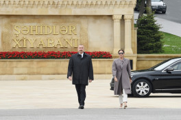 Prezident İlham Əliyev və birinci xanım Mehriban Əliyeva, Həzi Aslanovun abidəsini ziyarət
