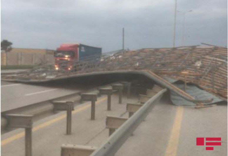 Из-за сильного ветра автомагистраль Баку-Газах оказалась заблокированной на некоторое время-ФОТО 