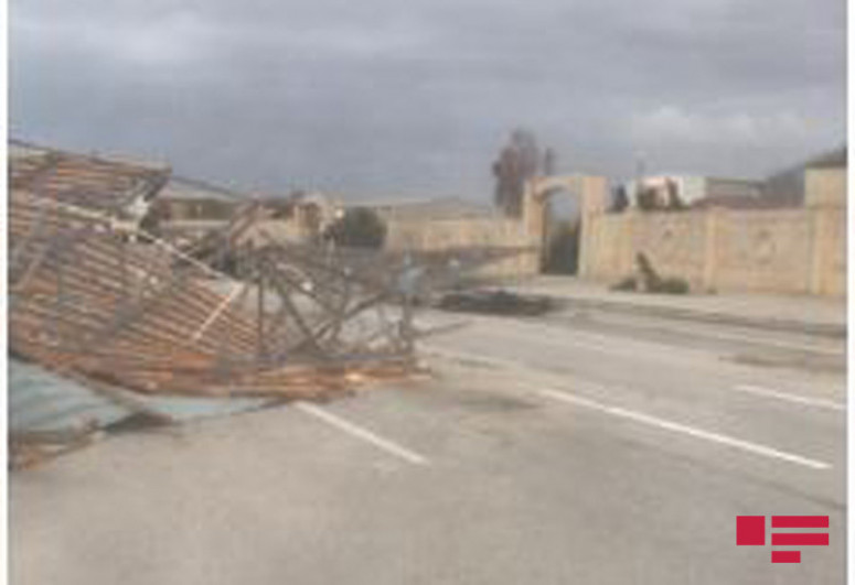Из-за сильного ветра автомагистраль Баку-Газах оказалась заблокированной на некоторое время-ФОТО 