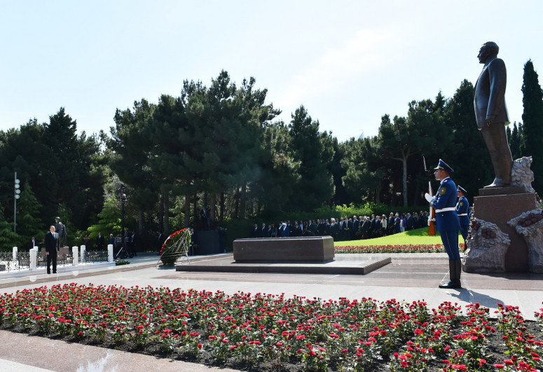 President Ilham Aliyev and first lady Mehriban Aliyeva visited tomb of national leader Heydar Aliyev