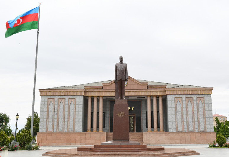 Prezident İlham Əliyev Naxçıvanda ümummilli lider Heydər Əliyevin abidəsini ziyarət edib