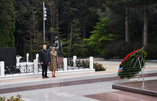 Prezident İlham Əliyev və birinci xanım Mehriban Əliyeva Fəxri xiyabanda Ulu Öndərin məzarını ziyarət ediblər