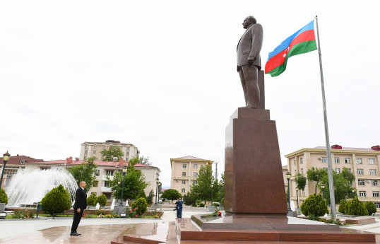 Prezident İlham Əliyev Naxçıvanda ümummilli lider Heydər Əliyevin abidəsini ziyarət edib