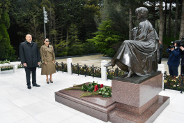 Prezident İlham Əliyev və birinci xanım Mehriban Əliyeva Fəxri xiyabanda Ulu Öndərin məzarını ziyarət ediblər