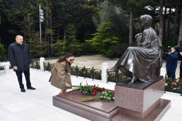 Prezident İlham Əliyev və birinci xanım Mehriban Əliyeva Fəxri xiyabanda Ulu Öndərin məzarını ziyarət ediblər