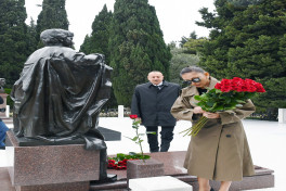 Prezident İlham Əliyev və birinci xanım Mehriban Əliyeva Fəxri xiyabanda Ulu Öndərin məzarını ziyarət ediblər