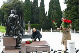 Prezident İlham Əliyev və birinci xanım Mehriban Əliyeva Fəxri xiyabanda Ulu Öndərin məzarını ziyarət ediblər