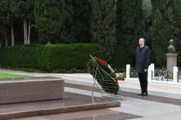 Prezident İlham Əliyev və birinci xanım Mehriban Əliyeva Fəxri xiyabanda Ulu Öndərin məzarını ziyarət ediblər