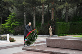 Prezident İlham Əliyev və birinci xanım Mehriban Əliyeva Fəxri xiyabanda Ulu Öndərin məzarını ziyarət ediblər