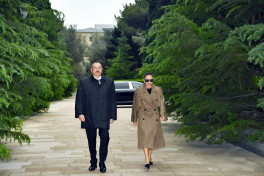 Prezident İlham Əliyev və birinci xanım Mehriban Əliyeva Fəxri xiyabanda Ulu Öndərin məzarını ziyarət ediblər
