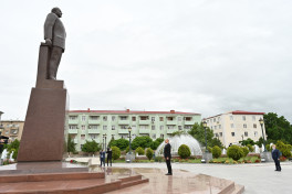 Prezident İlham Əliyev Naxçıvanda ümummilli lider Heydər Əliyevin abidəsini ziyarət edib