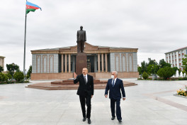 Prezident İlham Əliyev Naxçıvanda ümummilli lider Heydər Əliyevin abidəsini ziyarət edib