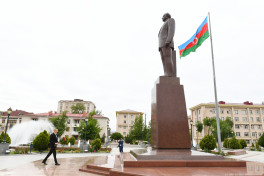 Prezident İlham Əliyev Naxçıvanda ümummilli lider Heydər Əliyevin abidəsini ziyarət edib