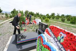 Prezident İlham Əliyevin Naxçıvanda şəhid məzarlarını ziyarəti
