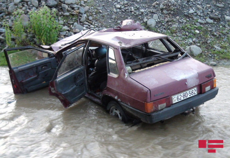В Балакене легковой автомобиль упал в реку: водитель погиб, еще трое ранены  -ФОТО -ОБНОВЛЕНО 