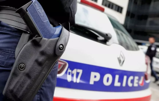 Fransada polisə bıçaqla hücum edən qadın aldığı güllə yarasından ölüb