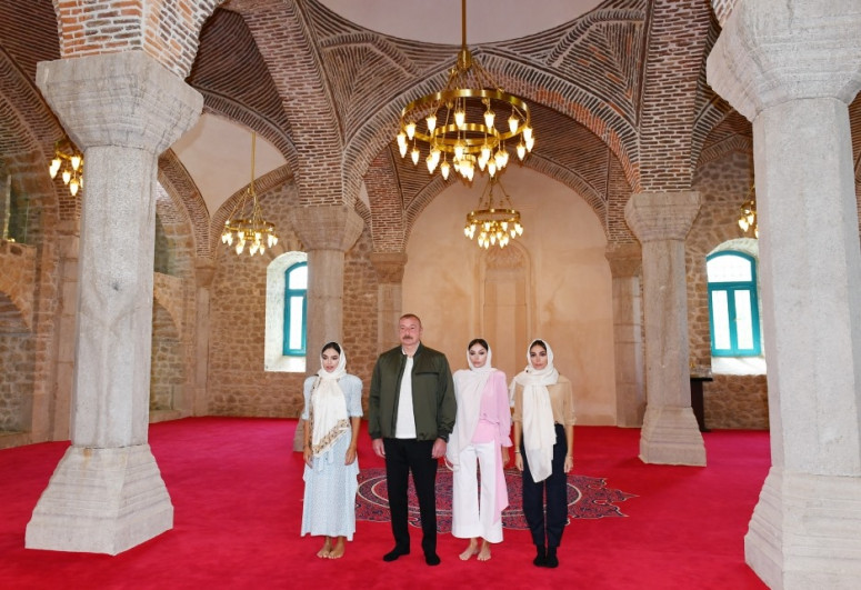 Prezident İlham Əliyev, Şuşada Yuxarı Gövhərağa məscidində