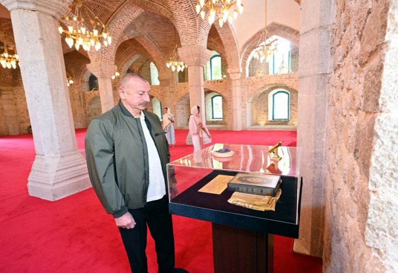 Президент Ильхам Алиев побывал в мечети Юхары Говхарага в Шуше-ВИДЕО -ОБНОВЛЕНО-1 