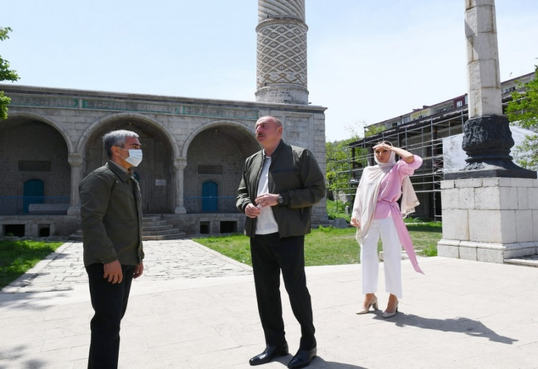 Президент Ильхам Алиев побывал в мечети Юхары Говхарага в Шуше-ВИДЕО -ОБНОВЛЕНО-1 