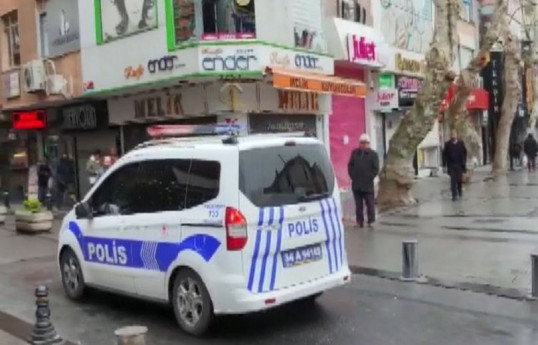 İstanbulda metrobusda özünə xəsarət yetirən silahlı şəxs saxlanılıb