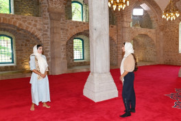 Prezident İlham Əliyev və ailə üzvləri Şuşada Yuxarı Gövhərağa məscidində