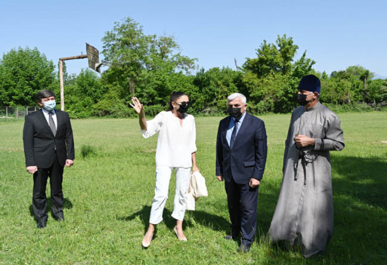 Президент Ильхам Алиев посетил в поселке  Нидж Габалинского района среднюю школу номер 1 и церковь Святого Елисея «Чотари»-ОБНОВЛЕНО 
