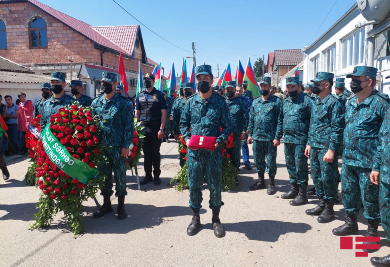 В Товузе похоронен офицер, погибший в результате инцидента на границе-ФОТО 