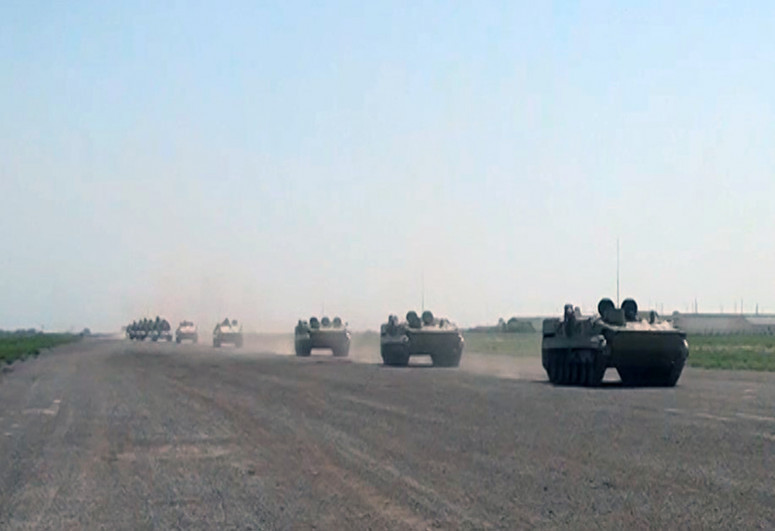 Ракетные и артиллерийские подразделения выдвигаются по обозначенным маршрутам-ВИДЕО 