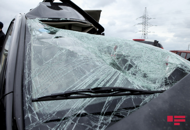В Сальяне автомобиль врезался в бетонное ограждение, водитель погиб