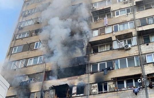 Tbilisidə qadın yanğın zamanı özünü binadan yerə atıb