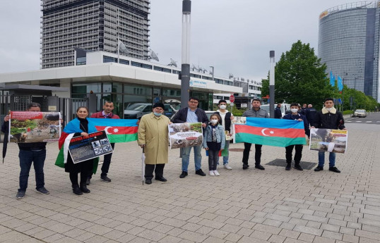 Almaniyada yaşayan azərbaycanlılar etiraz aksiyası keçirib